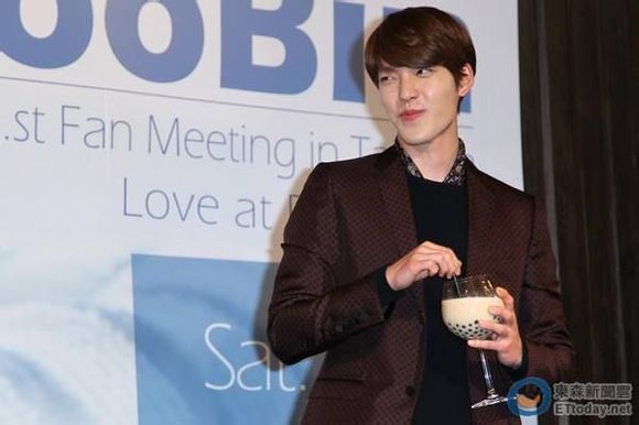 Kim Woo Bin "đốn tim" người hâm mộ khi tự nhiên ăn uống 3