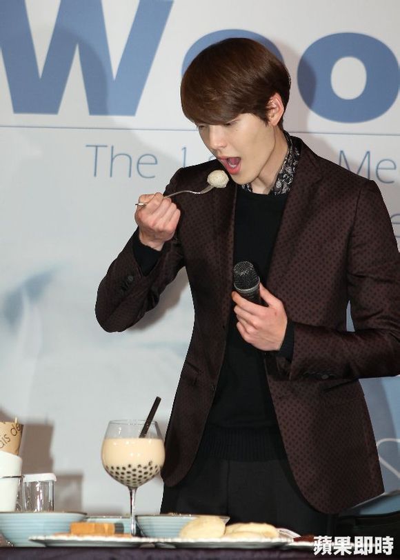 Kim Woo Bin "đốn tim" người hâm mộ khi tự nhiên ăn uống 5