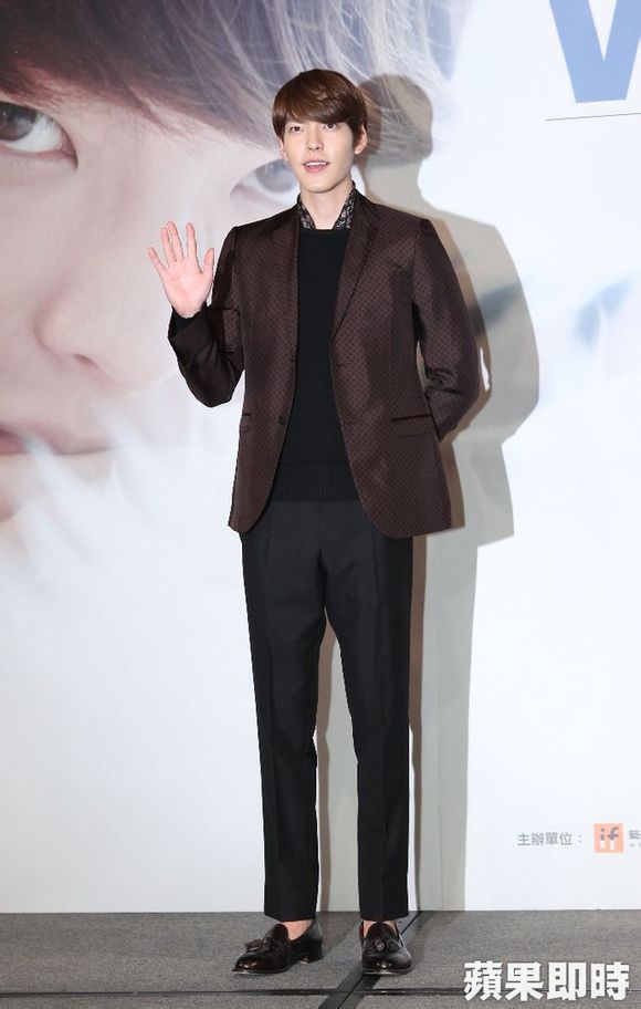 Kim Woo Bin "đốn tim" người hâm mộ khi tự nhiên ăn uống 8