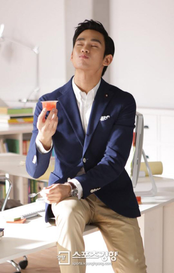 Loạt ảnh Kim Soo Hyun ăn uống nhiệt tình siêu đáng yêu 14