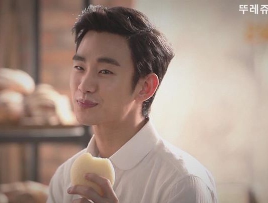 Loạt ảnh Kim Soo Hyun ăn uống nhiệt tình siêu đáng yêu 10