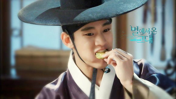 Loạt ảnh Kim Soo Hyun ăn uống nhiệt tình siêu đáng yêu 9