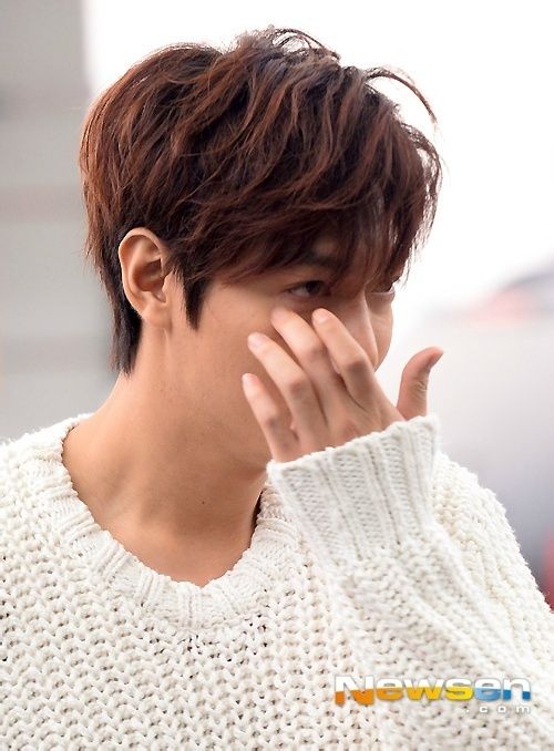 Lee Min Ho thiếu ngủ và lộ mắt sưng húp tại sân bay  2