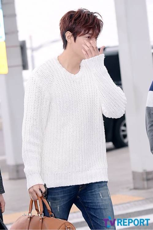 Lee Min Ho thiếu ngủ và lộ mắt sưng húp tại sân bay  1