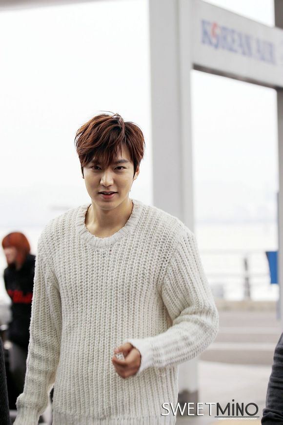 Lee Min Ho thiếu ngủ và lộ mắt sưng húp tại sân bay  4