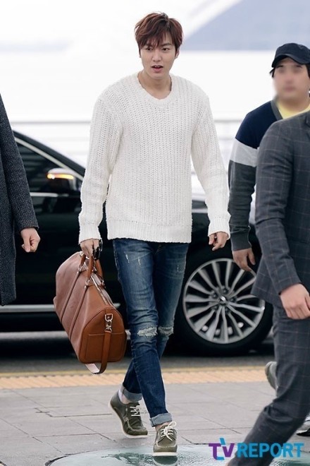 Lee Min Ho thiếu ngủ và lộ mắt sưng húp tại sân bay  10