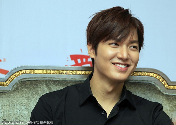 Lee Min Ho bị soi cử chỉ điệu đà, nữ tính trong họp báo 5