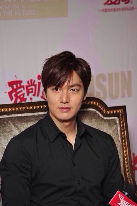 Lee Min Ho bị soi cử chỉ điệu đà, nữ tính trong họp báo 9