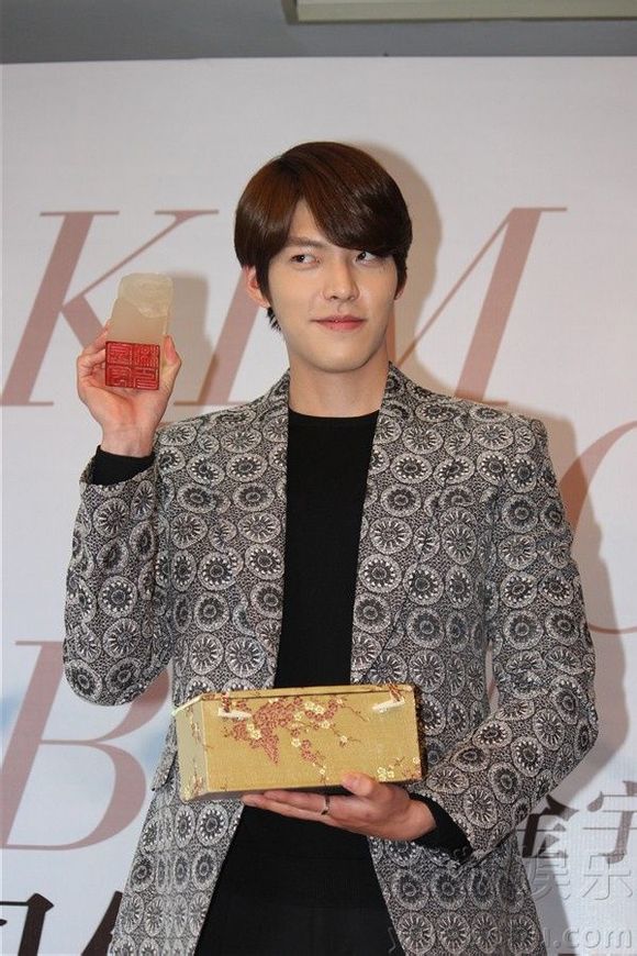 Fan cuồng bị chỉ trích vì cố tình “sàm sỡ” Kim Woo Bin 12