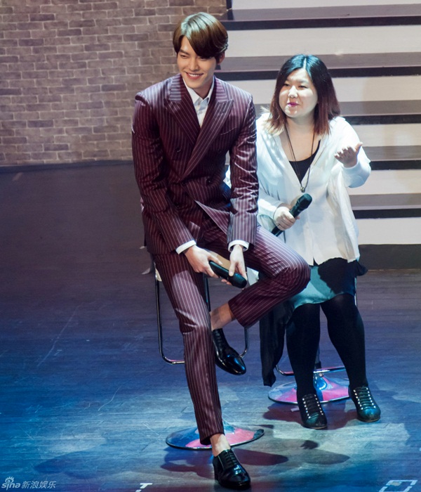 Fan cuồng bị chỉ trích vì cố tình “sàm sỡ” Kim Woo Bin 1