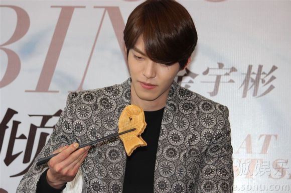 Fan cuồng bị chỉ trích vì cố tình “sàm sỡ” Kim Woo Bin 14