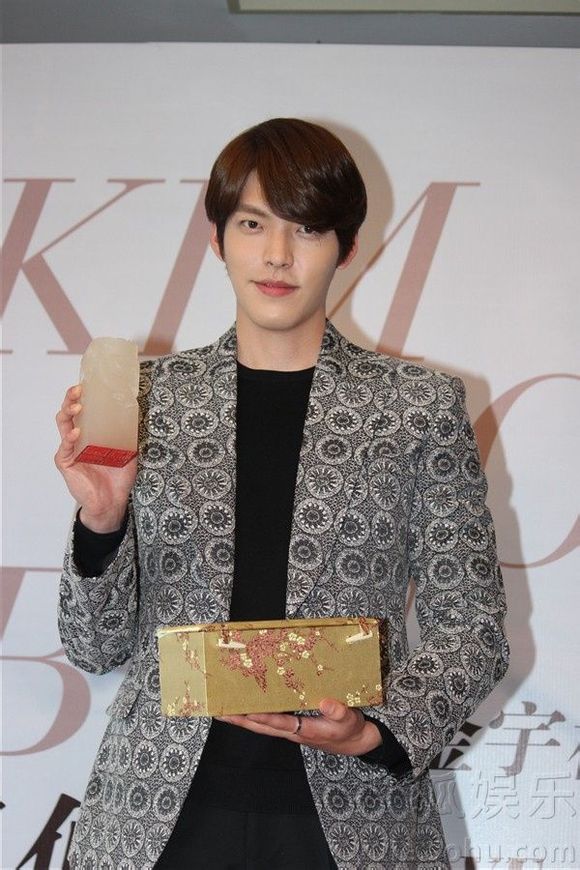 Fan cuồng bị chỉ trích vì cố tình “sàm sỡ” Kim Woo Bin 15