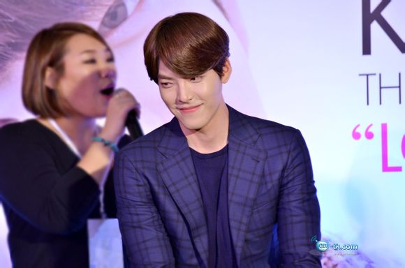 Kim Woo Bin thích thú vì được tặng áo "hoa lá sặc sỡ" 8