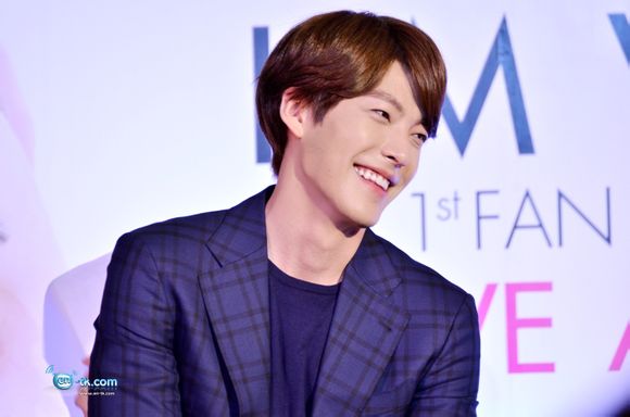 Kim Woo Bin thích thú vì được tặng áo "hoa lá sặc sỡ" 10