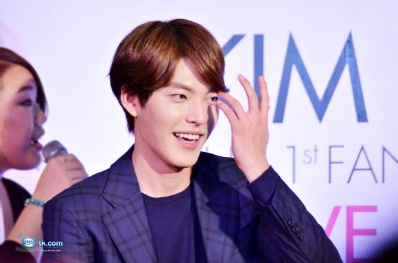 Kim Woo Bin thích thú vì được tặng áo "hoa lá sặc sỡ" 11