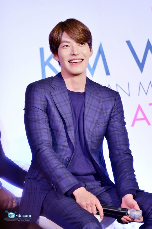 Kim Woo Bin thích thú vì được tặng áo "hoa lá sặc sỡ" 14