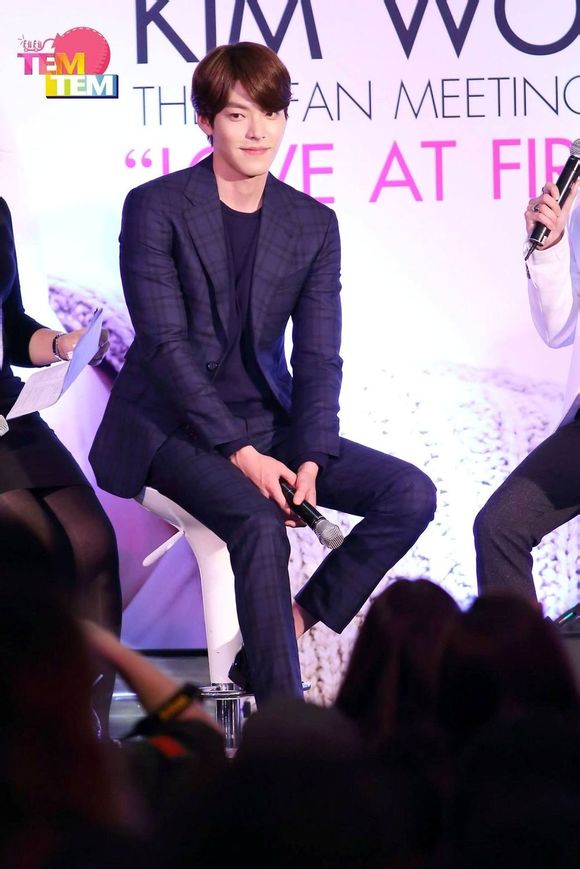 Kim Woo Bin thích thú vì được tặng áo "hoa lá sặc sỡ" 13