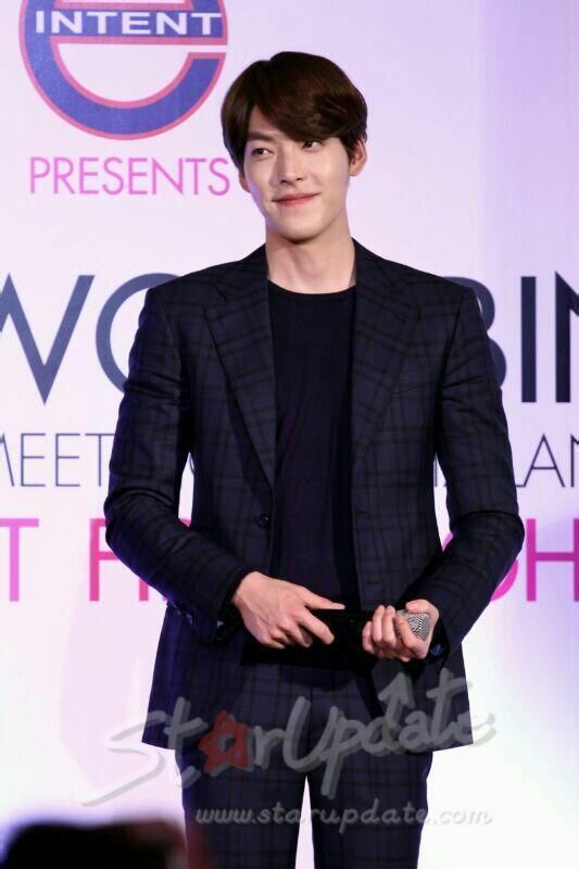 Kim Woo Bin thích thú vì được tặng áo "hoa lá sặc sỡ" 12