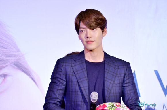 Kim Woo Bin thích thú vì được tặng áo "hoa lá sặc sỡ" 9