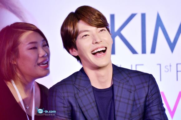 Kim Woo Bin thích thú vì được tặng áo "hoa lá sặc sỡ" 16