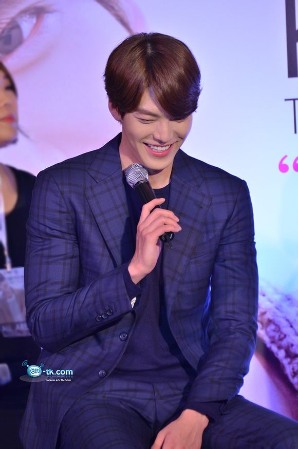 Kim Woo Bin thích thú vì được tặng áo "hoa lá sặc sỡ" 18