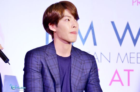 Kim Woo Bin thích thú vì được tặng áo "hoa lá sặc sỡ" 19