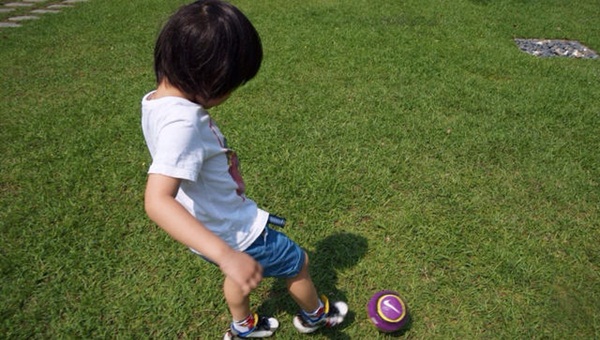 Lâm Chí Dĩnh hạnh phúc dạy bé Kimi chơi đá bóng 3