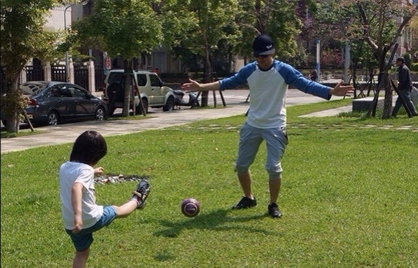 Lâm Chí Dĩnh hạnh phúc dạy bé Kimi chơi đá bóng 1