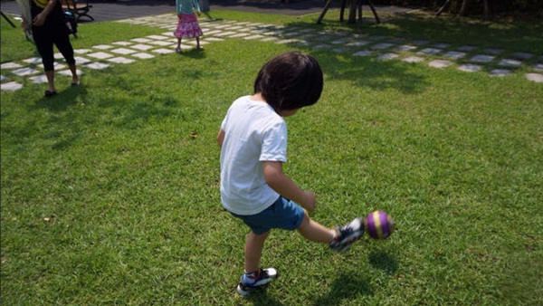 Lâm Chí Dĩnh hạnh phúc dạy bé Kimi chơi đá bóng 4