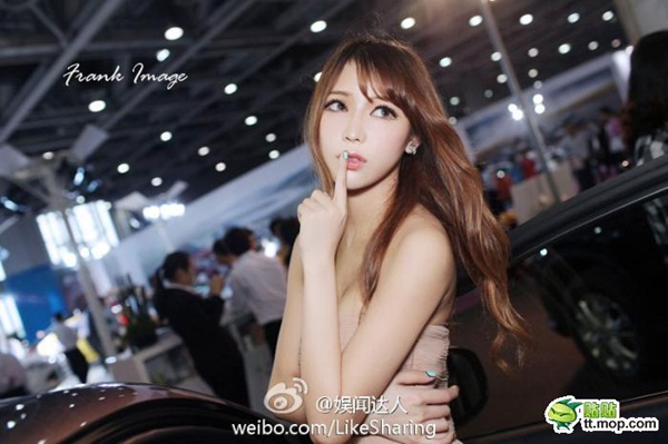 “Tiểu Angela Baby” nổi đình đám, đắt show nhờ xinh hơn bản chính 1