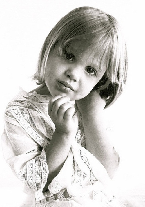 See a series of photos from childhood to adulthood of Angelina Jolie 2