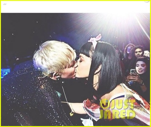 Miley Cyrus tình tứ khóa môi đàn chị Katy Perry 1