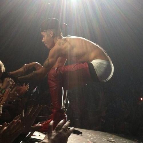 Justin Bieber mặc quần short trắng, đi boots đỏ trên sân khấu? 1