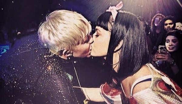 Lộ clip Katy Perry hốt hoảng giật lại khi bị Miley hôn môi 1
