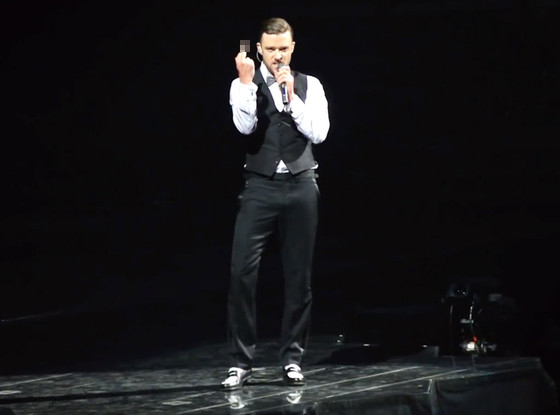 Justin Timberlake giơ "ngón tay thối" với fan trong concert 1