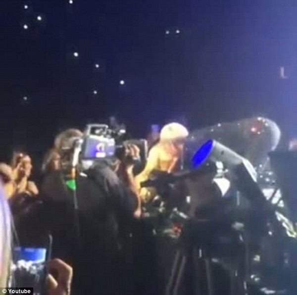 Miley hôn fan nữ đắm đuối trong concert 2