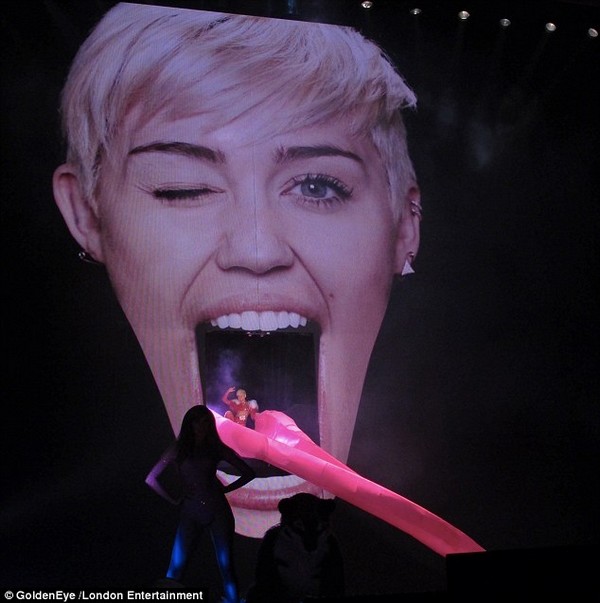 Nam công nhân bị thương vì "chiếc lưỡi khổng lồ" của Miley 1