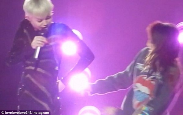 Miley bảo vệ fan nữ bị đuổi khỏi concert 6