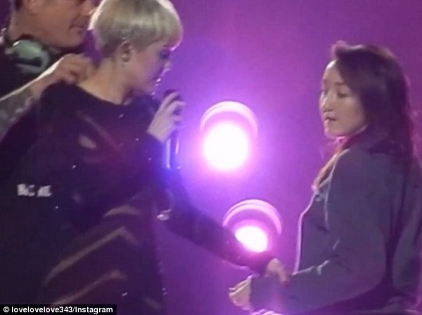 Miley bảo vệ fan nữ bị đuổi khỏi concert 4