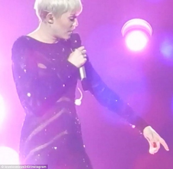 Miley bảo vệ fan nữ bị đuổi khỏi concert 2