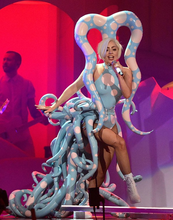 Lady Gaga khởi động tour với loạt đồ diễn "không ai dám đụng hàng" 3