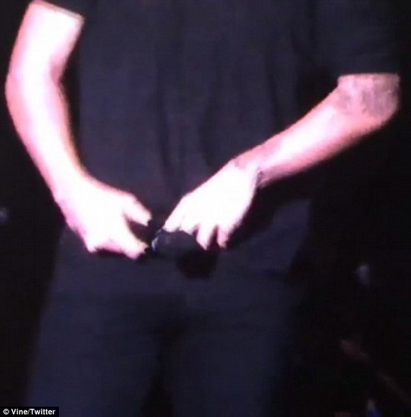 Harry Styles (1D) tụt quần khoe h&igrave;nh xăm tr&ecirc;n s&acirc;n khấu 2