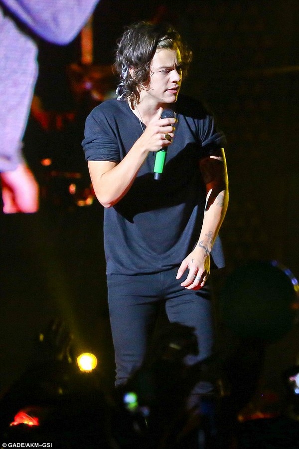 Harry Styles (1D) tụt quần khoe h&igrave;nh xăm tr&ecirc;n s&acirc;n khấu 1