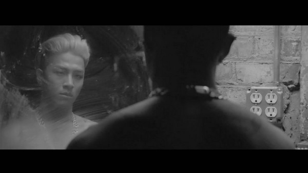 Taeyang tập tạ, khoe cơ bắp trong clip nhá hàng 1