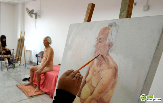 Một cụ già bị con từ mặt vì làm mẫu nude ở tuổi 84 1