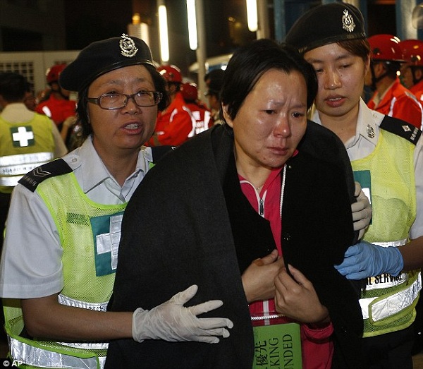 Đau lòng tiếng khóc thân nhân vụ đắm tàu Hong Kong 6