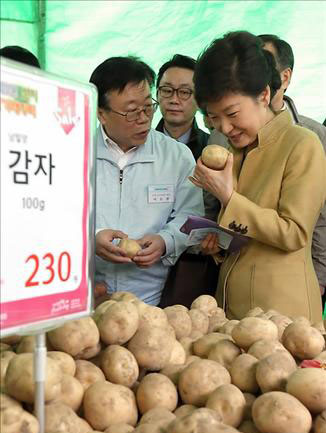 Lộ ảnh nữ tổng thống Hàn Quốc dùng chiếc ví trị giá 80.000 đồng 1