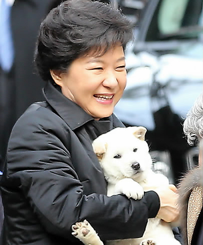 Lộ ảnh nữ tổng thống Hàn Quốc dùng chiếc ví trị giá 80.000 đồng 2