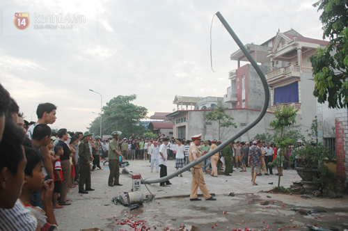 Hà Nội: Ô tô “điên” đâm xe máy, 3 người tử vong 2