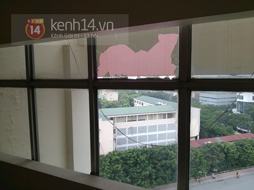 Một người đ&agrave;n &ocirc;ng đi&ecirc;n loạn đập ph&aacute;, cố thủ tại ĐH Quốc gia H&agrave; Nội 1